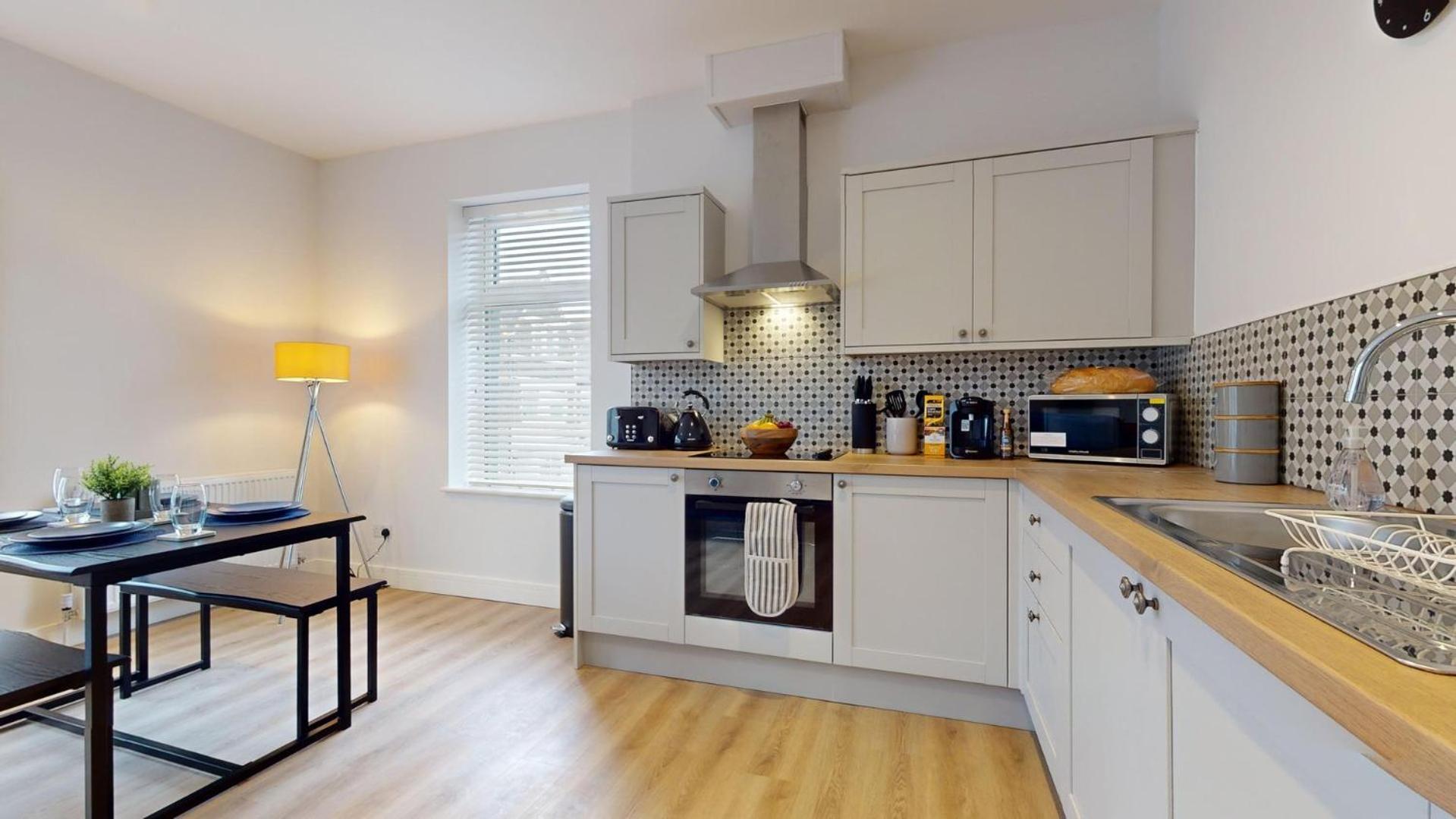 Impressive Two Bedroom | Wifi Apartment *